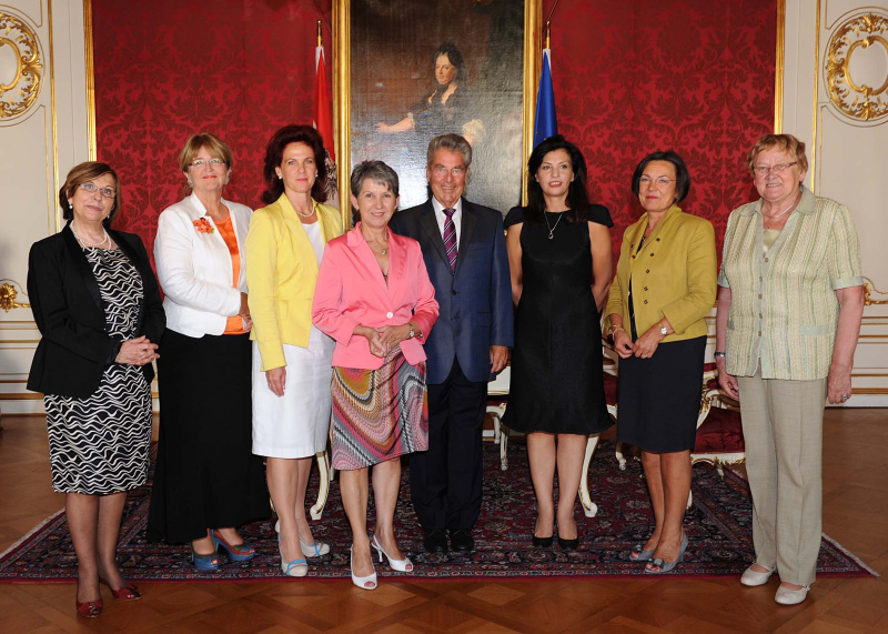 Gruppenfoto der europäischen Parlamentspräsidentinnen mit dem Österreichischen Bundespräsidenten. v.li.: England - Baroness Frances D'Souza, Island - Asta Ragnheidor Johannesdottir, Lettland - Solvita Aboltina, Österreich - Barbara Prammer, Bundespräsident Heinz Fischer, die Parlamentspräsidentinnen von Albanien - Jozefina Topalli,  Niederlande - Gerardina Alida Verbeet und Estland - Ene Ergma