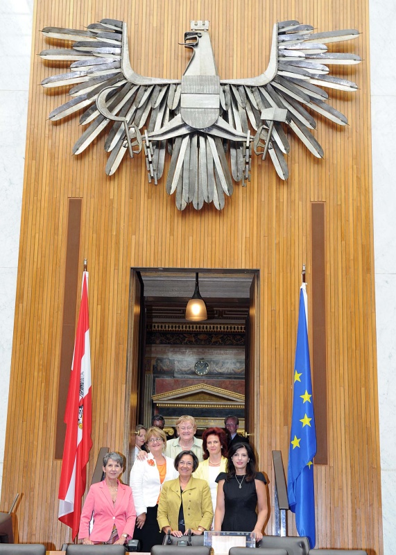 Gruppenfoto der europäischen Parlamentspräsidentinnen am Präsidium des Nationalratssitzungssaales. Die Parlamentspräsidentinnen v.li.: Österreich - Barbara Prammer, Island - Asta Ragnheidor Johannesdottir,  Niederlande - Gerardina Alida Verbeet, Estland - Ene Ergma,  Lettland - Solvita Aboltina und Albanien - Jozefina Topalli