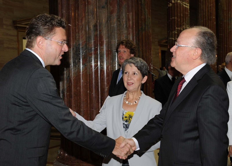 v.li. Nationalratsabgeordneter Herbert Scheibner (B) begrüßt den Vorsitzenden der tunesischen Nationalversammlung Mustapha Ben Jaâfar. Im Hintergrund Nationalratspräsidentin Barbara Prammer