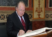 Der Vorsitzende der tunesischen Nationalversammlung Mustapha Ben Jaâfar beim Eintrag in das Gästebuch