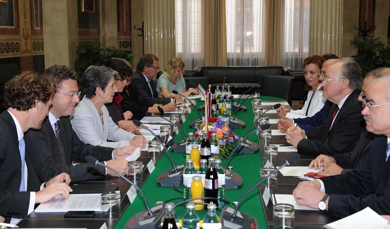 Aussprache. Linke Bildhälfte: Österreichische Delegation mit Nationalratsabgeordneten Herbert Scheibner (2.v.li.) und Nationalratspräsidentin Barbara Prammer (3.v.li.). Rechte Bildhälfte: Tunesische Delegation mit dem Vorsitzenden der tunesischen Nationalversammlung Mustapha Ben Jaâfar (3.v.re.)