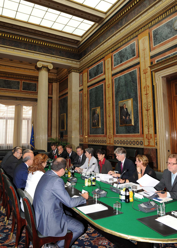 Aussprache. Österreichische Delegation mit Nationalratsabgeordneten Herbert Scheibner (4.v.li.), Nationalratspräsidentin Barbara Prammer (5.v.li.) und Parlamentsdirektor Harald Dossi (3.v.re.)