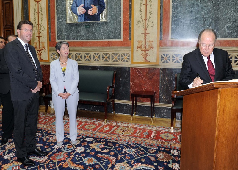 v.li. Nationalratsabgeordneter Herbert Scheibner, Nationalratspräsidentin Barbara Prammer und der Vorsitzende der tunesischen Nationalversammlung Mustapha Ben Jaâfar beim Eintrag in das Gästebuch