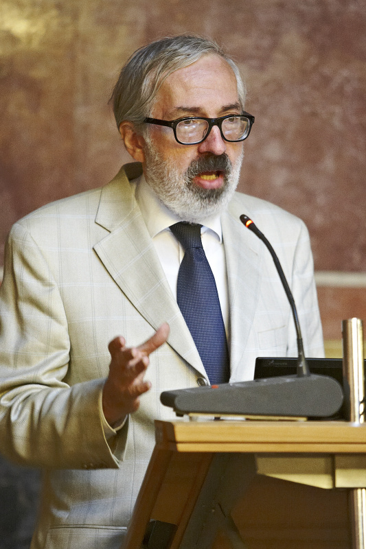 Der Leiter der Abteilung 'Parlamentarische Dokumentation, Archiv und Statistik' Günther Schefbeck am Rednerpult