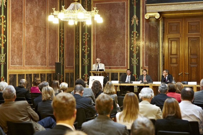 Der Leiter der Abteilung 'Parlamentarische Dokumentation, Archiv und Statistik' Günther Schefbeck am Rednerpult. Am Podium v.li. der Leiter der Abteilung I/11 im BKA Peter Kustor, Staatsanwalt Thomas Gottwald und der Leiter der Abteilung V/2 im BKA Karl Irresberger