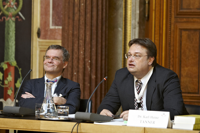 Am Podium v.li. der Leiter der Abteilung V/2 im BKA Karl Irresberger und der stellv. Leiter der Abteilung IV/5 im BKA Karl Heinz Tanner