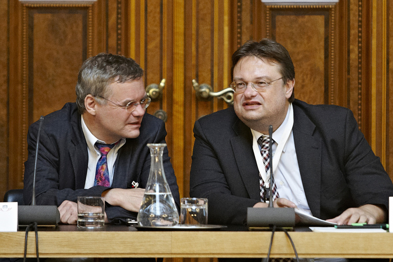 Am Podium v.li. der Leiter der Abteilung V/2 im BKA Karl Irresberger und der stellv. Leiter der Abteilung IV/5 im BKA Karl Heinz Tanner