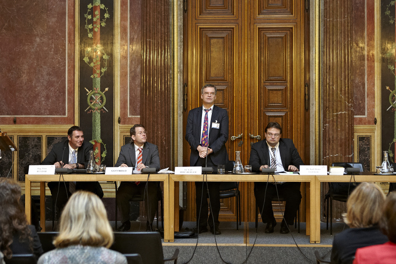 Am Podium v. links: der Leiter der Abteilung I/11 im BKA Peter Kustor, Staatsanwalt Thomas Gottwald, der Leiter der Abteilung V/2 im BKA Karl Irresberger am Wort und der stellv. Leiter der Abteilung IV/5 im BKA Karl Heinz Tanner