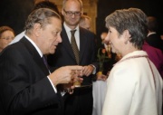 v.li. Botschafter Dr. Ferdinand Maultaschl im Gespräch mit Nationalratspräsidentin Barbara Prammer
