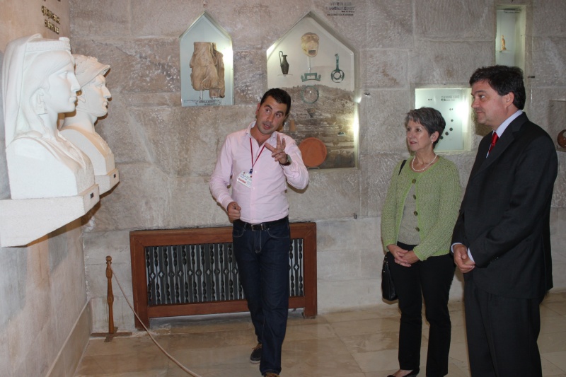 Nationalratspräsidentin Barbara Prammer (Mitte) und Botschafter Florian Raunig (re.) im 'Scanderbeg-Nationalmuseum' in Kruja