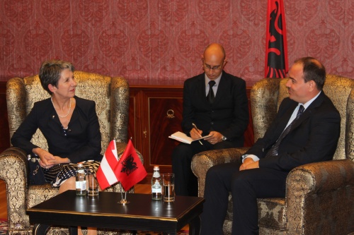 Nationalratspräsidentin Barbara Prammer (li.) im Gespräch mit dem albanischen Präsidenten Bujar Nishani (re.)