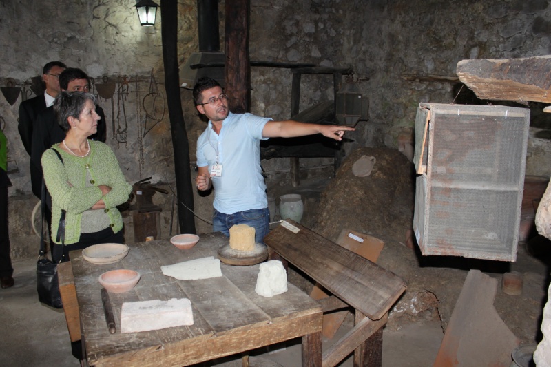 v.li. Nationalratspräsidentin Barbara Prammer bei einer Führung im Ethnographischen Museum von Kruja