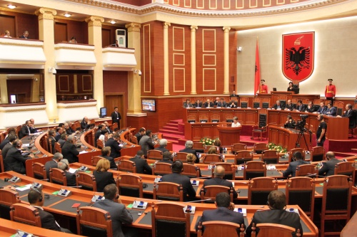 Nationalratspräsidentin Barbara Prammer spricht im albanischen Parlament