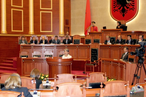 Nationalratspräsidentin Barbara Prammer spricht im albanischen Parlament