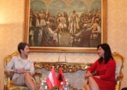 Besuch von Nationalratspräsidentin Barbara Prammer (li.) bei Parlamentspräsidentin Jozefina Topalli