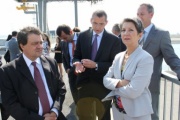 Nationalratspräsidentin Barbara Prammer mit Österreichs Botschafter Florian Raunig (li) bei der Besichtigung des Kraftwerkes Ashta 1