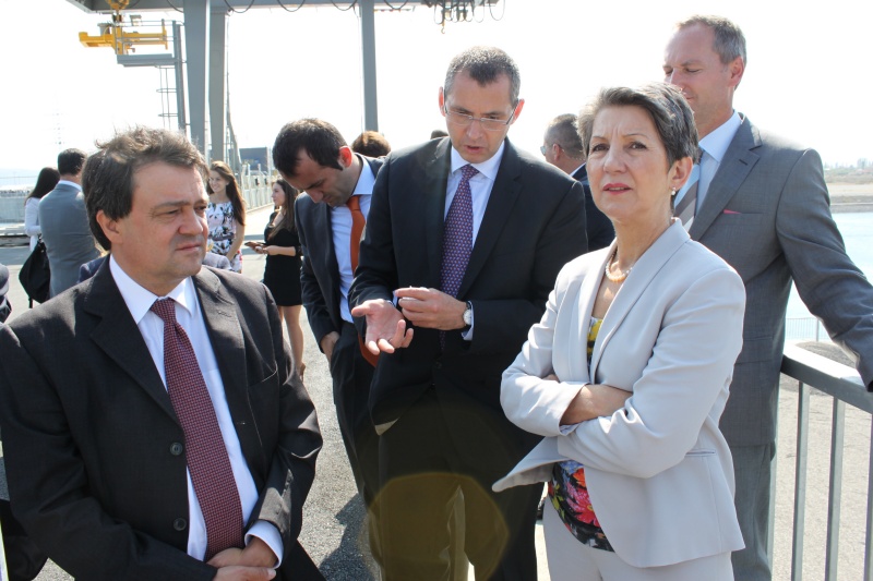 Nationalratspräsidentin Barbara Prammer mit Österreichs Botschafter Florian Raunig (li) bei der Besichtigung des Kraftwerkes Ashta 1