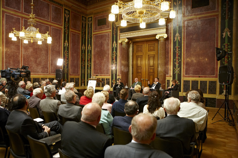 Am Podium v.li.: Nationalratspräsidentin Barbara Prammer, Buchautor Manfried Welan, Herausgeber Alfred J. Noll und Sonja Puntscher-Riekmann von der Universität Salzburg