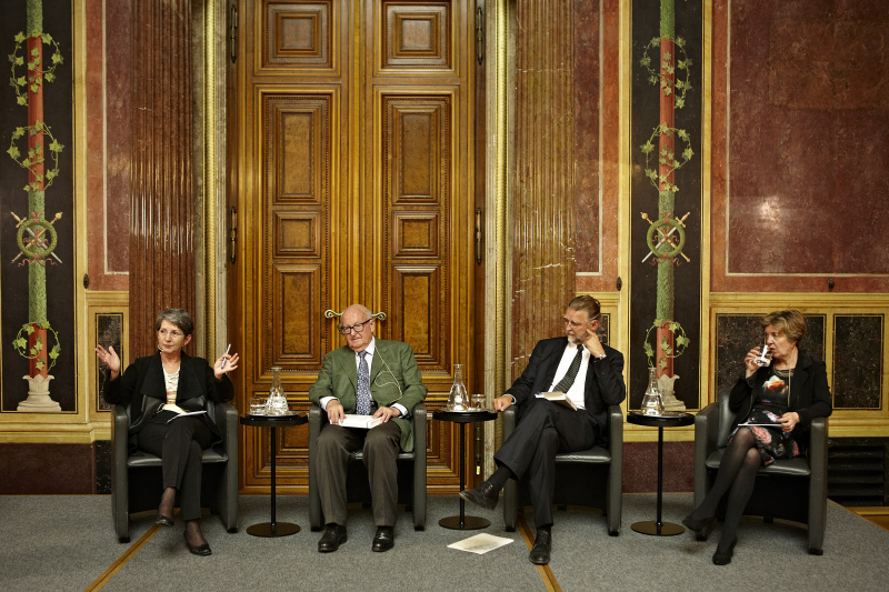 Am Podium v.li.: Nationalratspräsidentin Barbara Prammer, Buchautor Manfried Welan, Herausgeber Alfred J. Noll und Sonja Puntscher-Riekmann von der Universität Salzburg