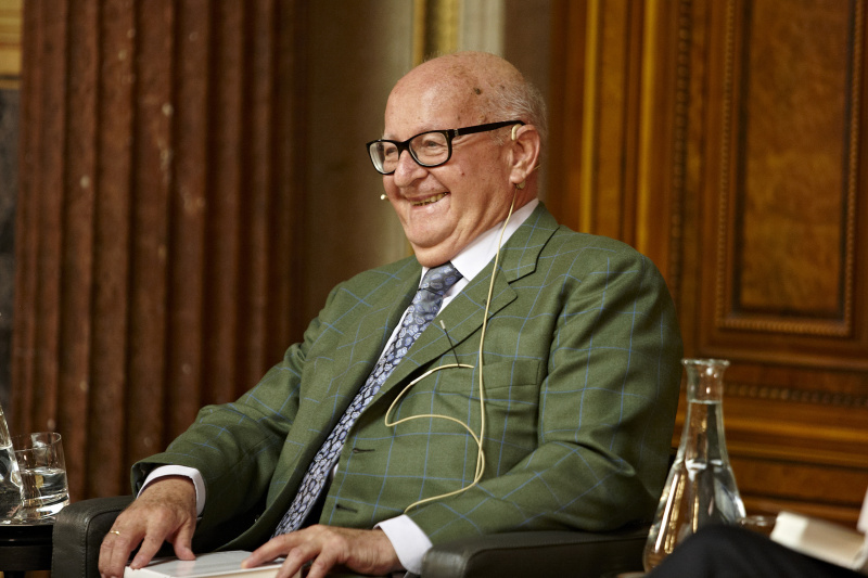 Buchautor Manfried Welan am Podium