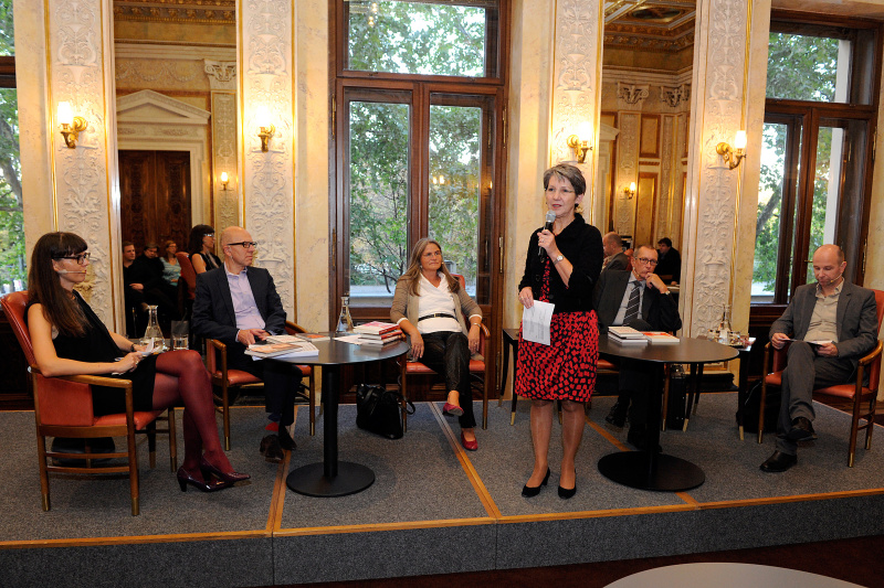 Begrüßung durch Nationalratspraesidentin Barbara Prammer.  Podium v.li.: Moderatorin Zita Bereuter, Professor für Makrosoziologie an der Universität Kassel Heinz Bude, Erziehungswissenschaftlerin Renate Girmes, Vizedekan der Fakultät für Philosophie und Bildungswissenschaft an der Universität Wien Konrad Paul Liessmann und Moderator Peter Zimmermann