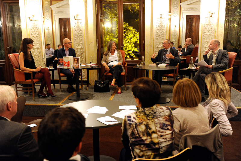 Am Podium v.li.: Moderatorin Zita Bereuter, Professor für Makrosoziologie an der Universität Kassel Heinz Bude, Erziehungswissenschaftlerin Renate Girmes, Vizedekan der Fakultät für Philosophie und Bildungswissenschaft an der Universität Wien Konrad Paul Liessmann und Moderator Peter Zimmermann