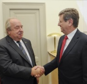 Der Zweite Nationalratspräsident Fritz Neugebauer begrüßt den kroatischen Arbeitsminister Mirando Mrsic
