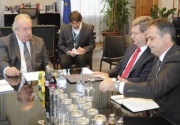 Aussprache zwischen dem Zweiten Nationalratspräsidenten Fritz Neugebauer (li.) und dem kroatischen Arbeitsminister Mirando Mrsic (2.v.re.)