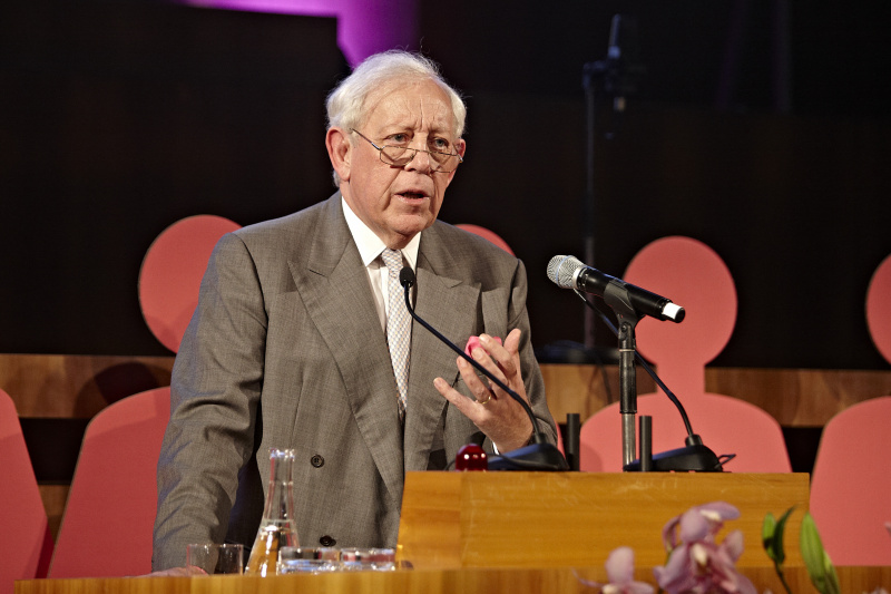 Alan Howard am Rednerpult