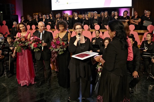 v.li.: Mitglieder 'Hohe Haus Musik' für Pink Ribbon, Christine Marek am Wort und Doris Kiefhaber