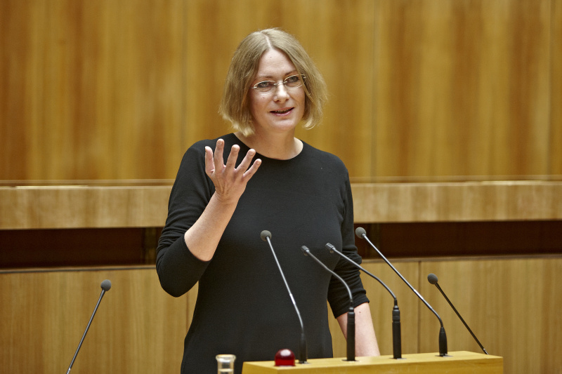 Claudia Romeder vom Residenz Verlag am Rednerpult