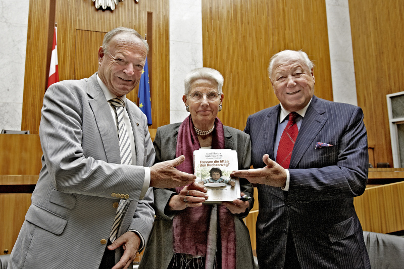 Am Podium v.li.: Seniorenratspräsident Karl Blecha, Buchautorin Christa Chorherr mit ihrem Buch 'Fressen die Alten den Kuchen weg?' und Seniorenratspräsident Andreas Khol