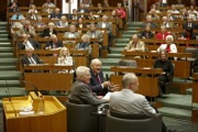 Am Podium v.li.: Seniorenratspräsident Karl Blecha, Buchautorin Christa Chorherr und Seniorenratspräsident Andreas Khol