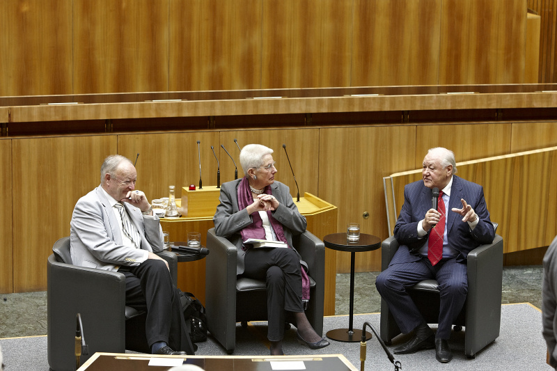 Am Podium v.li.: Seniorenratspräsident Karl Blecha, Buchautorin Christa Chorherr und Seniorenratspräsident Andreas Khol