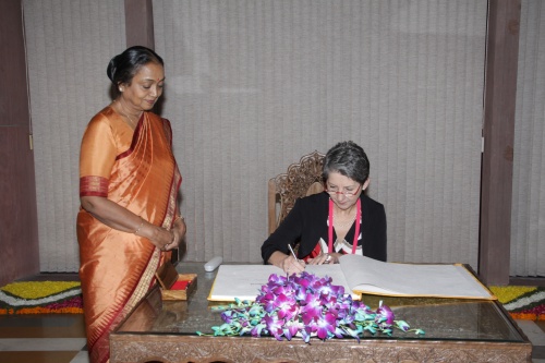 v.li.: Parlamentspräsidentin Meira Kumar und Nationalratspräsidentin Barbara Prammer beim Eintrag in das Gästebuch