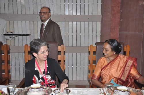 v.li.: Nationalratspräsidentin Barbara Prammer und Parlamentspräsidentin Meira Kumar im Gespräch