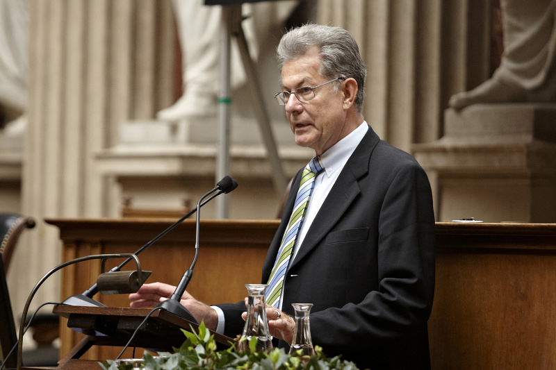 Der Präsident des Bundesverbandes der Sachverständigen Deutschland Roland R. Vogel am Rednerpult
