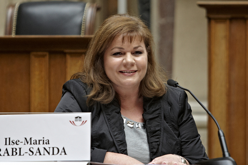 Ilse-Maria Vrabl-Sanda am Podim