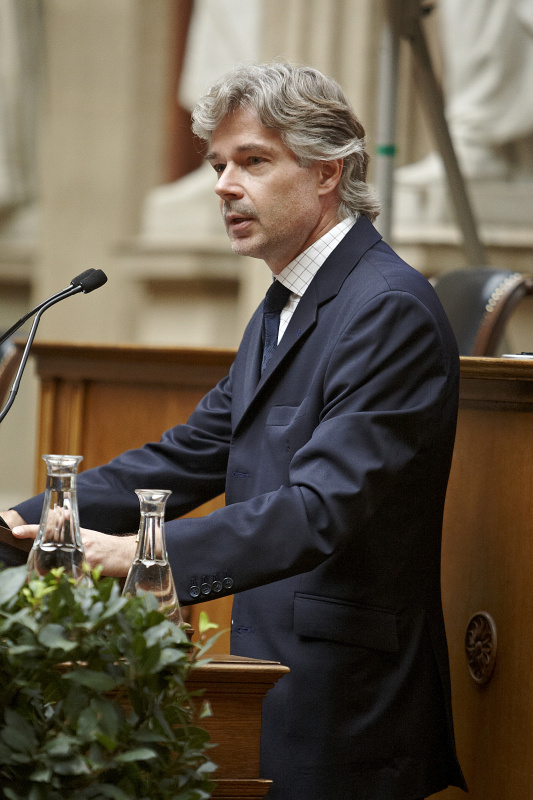 Parlamentsdirektor Harald Dossi am Rednerpult