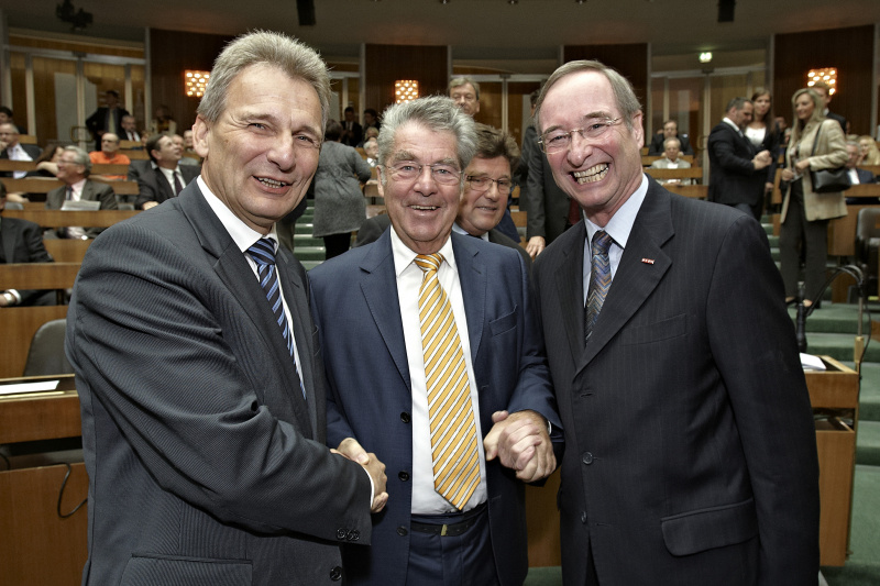 v.li.: Der Präsident des Österreichischen Gewerkschaftsbundes Erich Foglar, Bundespräsident Dr. Heinz Fischer und Wirtschaftskammerpräsident Christoph Leitl