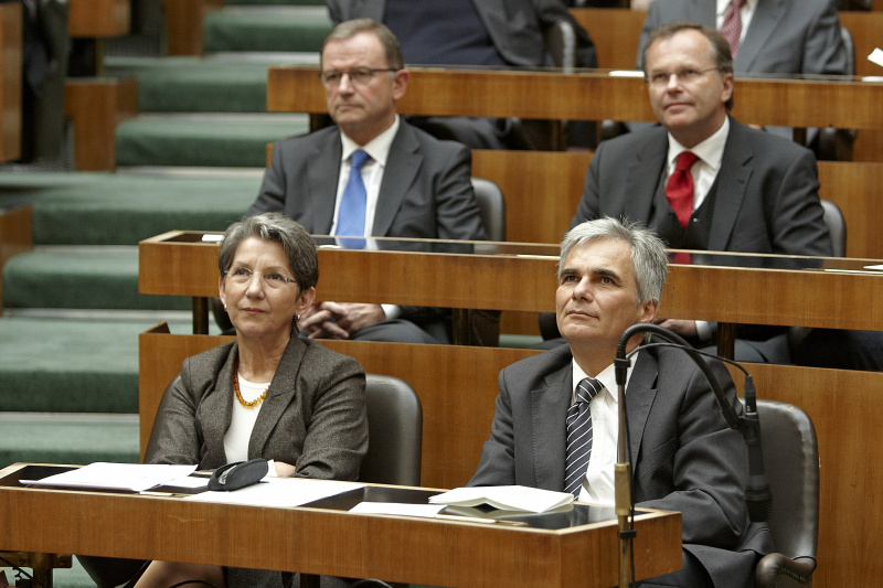 Blick in Richtung VeranstaltungsteilnehmerInnen. In der ersten Reihe v. li.:  Nationalratspräsidentin Barbara Prammer und Bundeskanzler Werner Faymann
