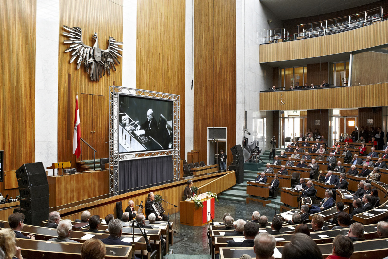 Blick in Richtung VeranstaltungsteilnehmerInnen mit Nationalratspräsidentin Barbara Prammer am Rednerpult
