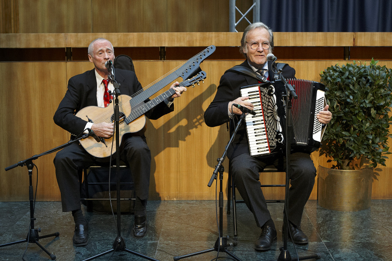 Musikalische Untermalung. v.li.: Rudolf Koschelu und Karl Hodina