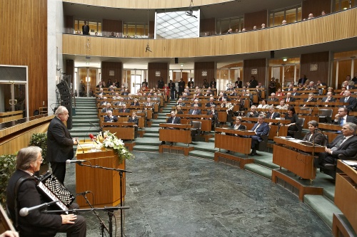 Blick in Richtung VeranstaltungsteilnehmerInnen mit dem Zweiten Nationalratspräsidenten Fritz Neugebauer am Rednerpult