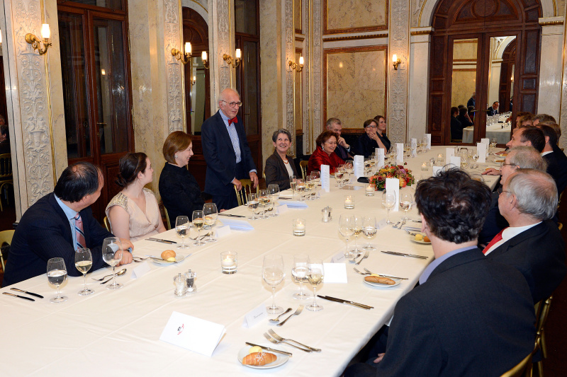 Blick in Richtung VeranstaltungsteilnehmerInnen mit Nobelpreisträger Eric Kandel am Wort (stehend)