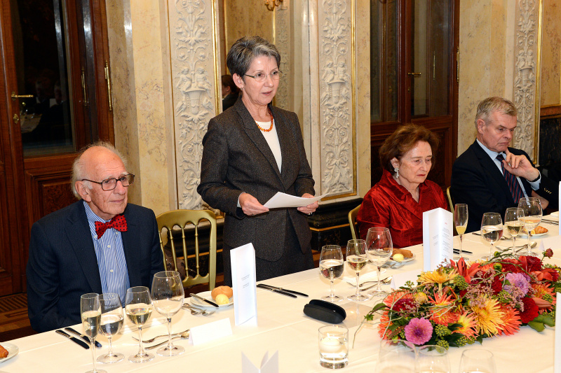 v.li.: Nobelpreisträger Eric Kandel, Nationalratspräsidentin Barbara Prammer am Wort, Denise Kandel und der Präsident der Österreichischen Akademie der Wissenschaften Helmut Denk