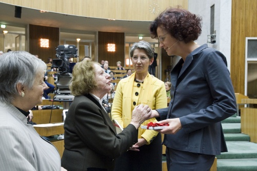 v.li. Anna Elisabeth Haselbach, KZ-Überlebende Käthe Sasso, Nationalratspräsidentin Barbara Prammer und Autorin Maja Haderlap