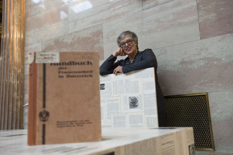 Cornelia Mittendorfer mit ihrem Kunstprojekt, ein Le(e.h.)rstuhl für Käthe Leichter