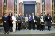 Gruppenbild mit Frauenministerin Gabriele Heinisch-Hosek (7.v.li.), Nationalratspräsidentin Barbara Prammer (8.v.li.) und den Preisträgerinnen