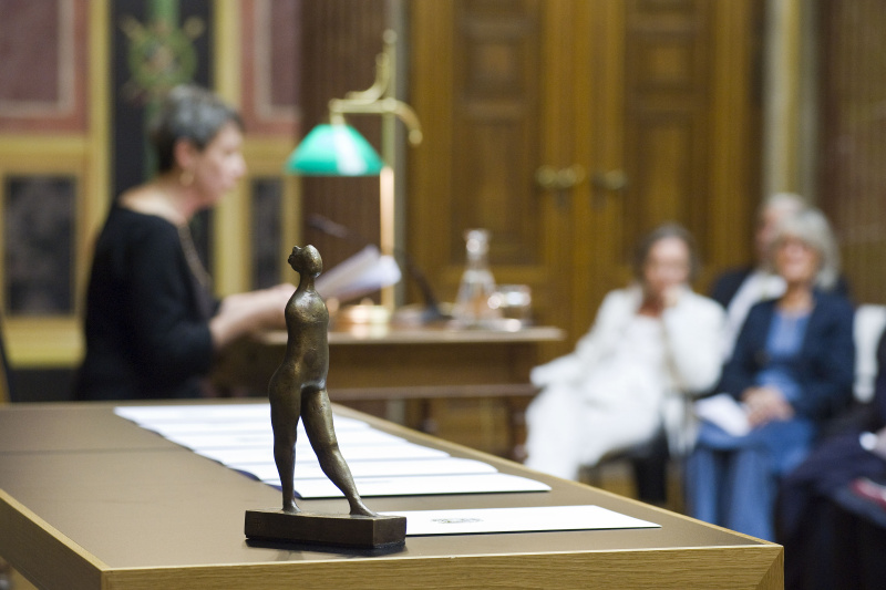 Die Statuette und die Urkunden, im Hintergrund liest Susanne Ayob.